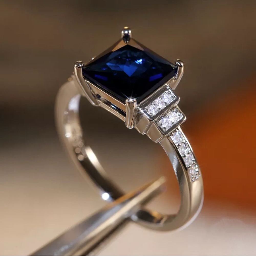 PRINCESS CUT WEDDING RING - Picture 3 of 8